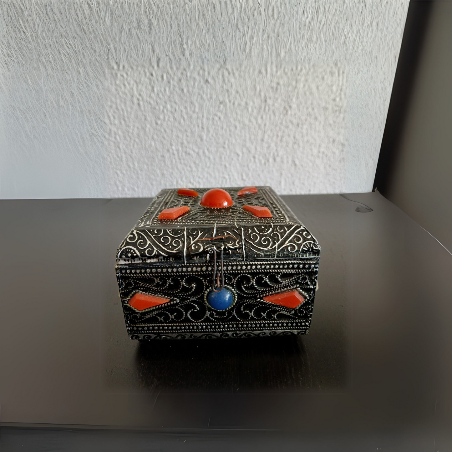 Coffret berbère en métal ciselé – Ornement traditionnel avec perles colorées