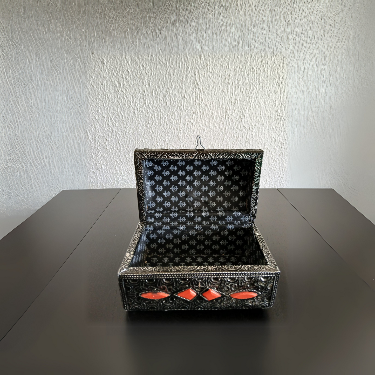 Coffret berbère en métal ciselé – Ornement traditionnel avec perles colorées