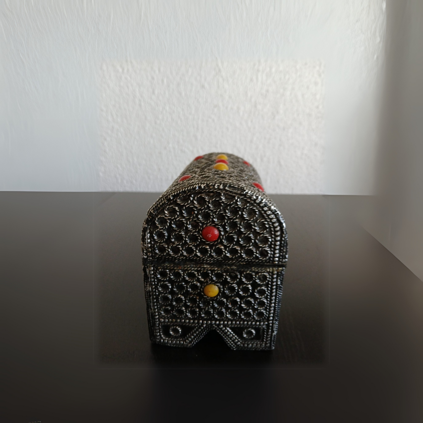 Coffret berbère en métal ciselé – Ornement traditionnel avec perles colorées