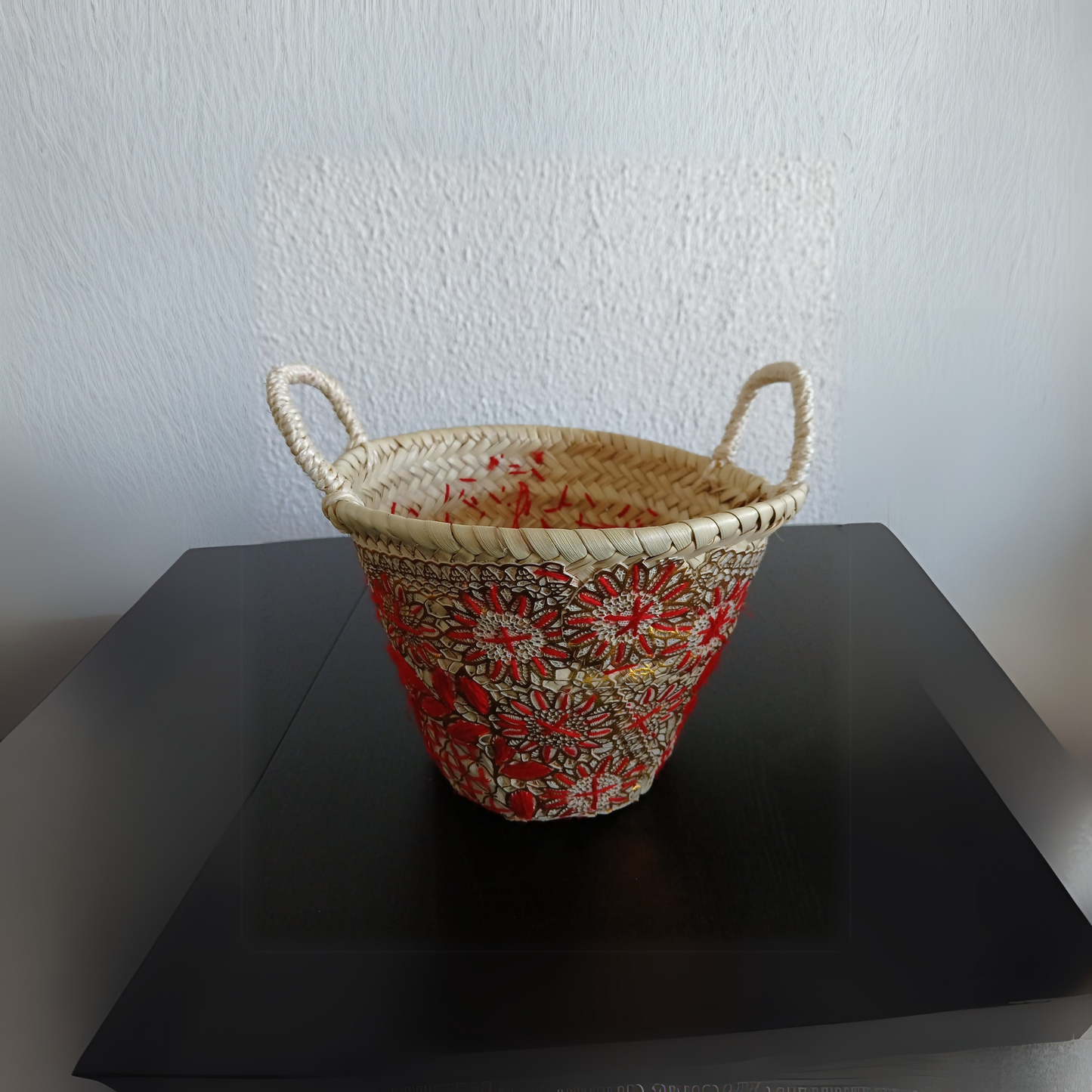 Panier en osier brodé à la main – Artisanat marocain raffiné