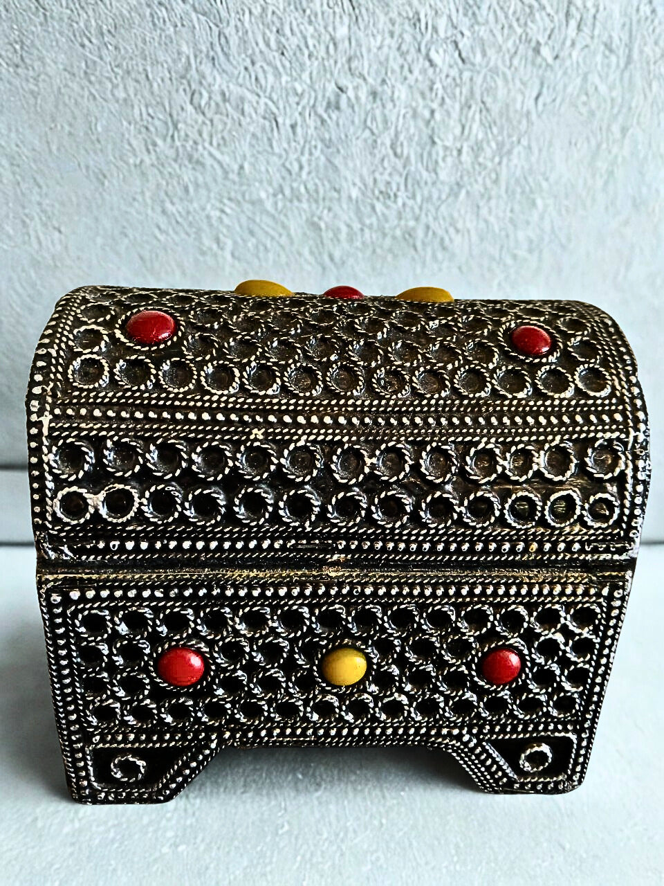 Coffret berbère en métal ciselé – Ornement traditionnel avec perles colorées