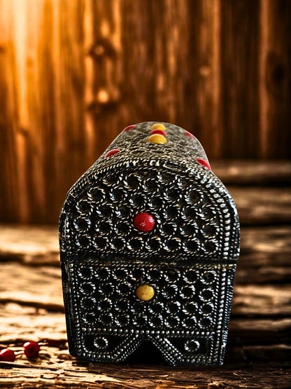 Coffret berbère en métal ciselé – Ornement traditionnel avec perles colorées