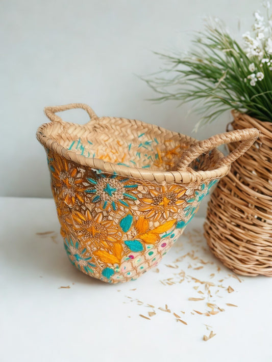 Panier en osier brodé à la main – Artisanat marocain raffiné