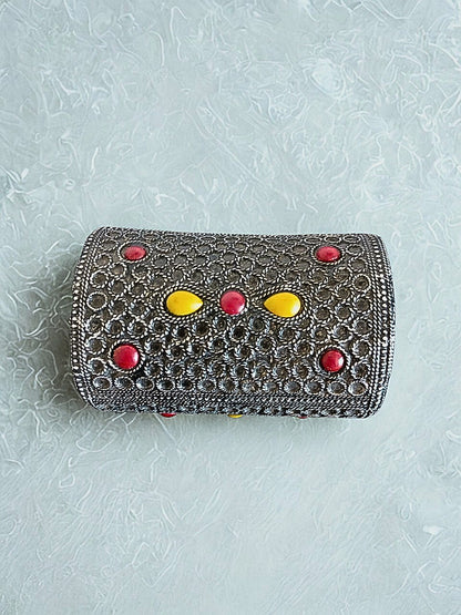 Coffret berbère en métal ciselé – Ornement traditionnel avec perles colorées