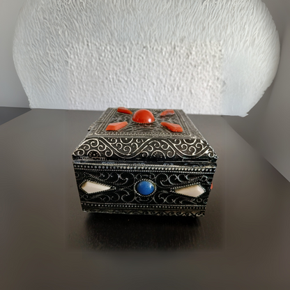 Coffret berbère en métal ciselé – Ornement traditionnel avec perles colorées