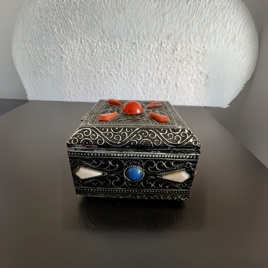 Coffret berbère en métal ciselé – Ornement traditionnel avec perles colorées
