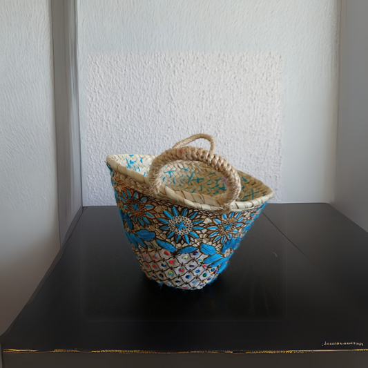 Panier en osier brodé à la main – Artisanat marocain raffiné