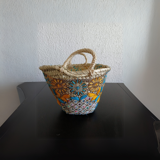 Panier en osier brodé à la main – Artisanat marocain raffiné