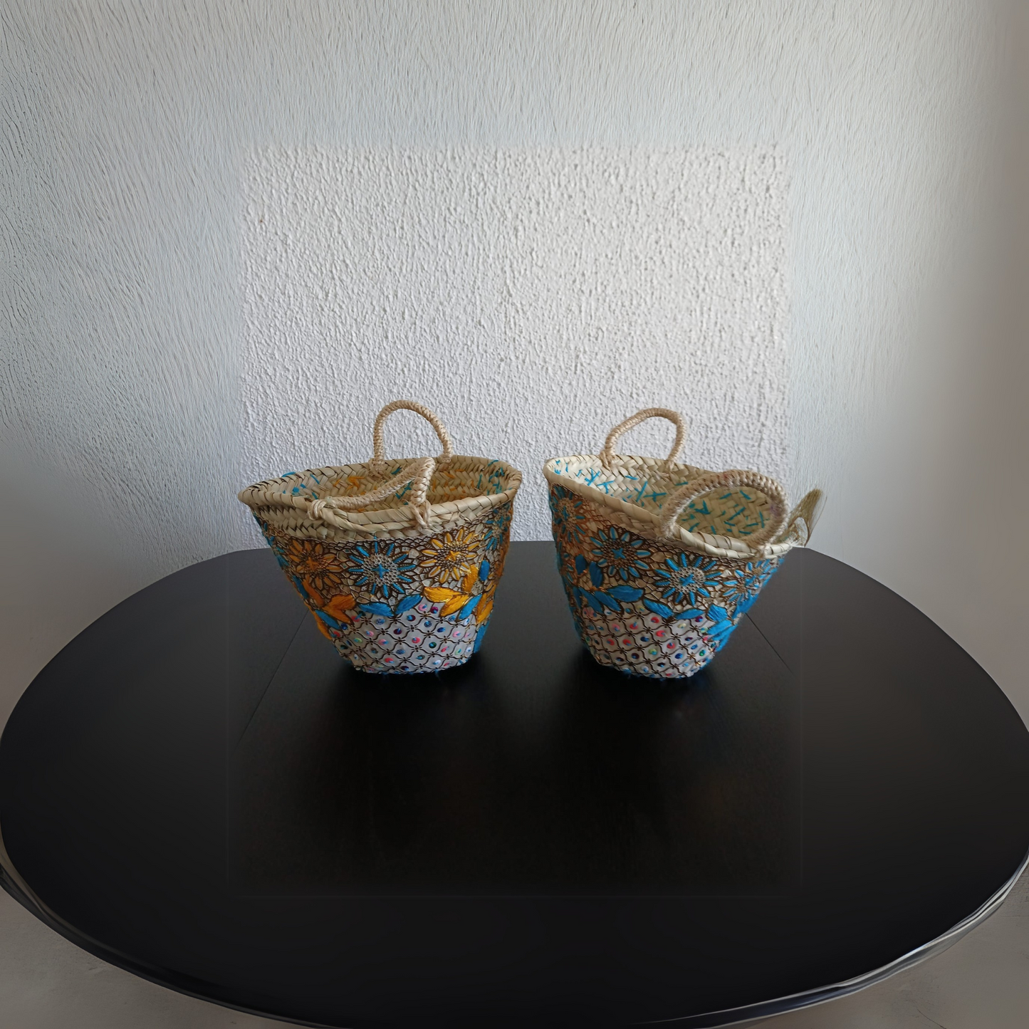 Panier en osier brodé à la main – Artisanat marocain raffiné