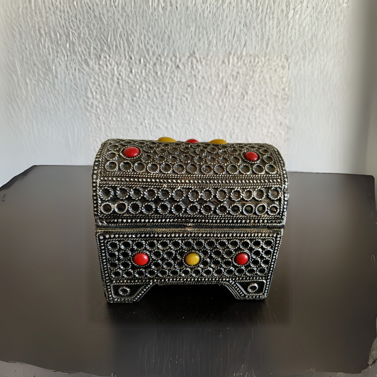 Coffret berbère en métal ciselé – Ornement traditionnel avec perles colorées
