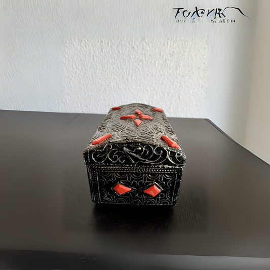 Coffret berbère en métal ciselé – Ornement traditionnel avec perles colorées