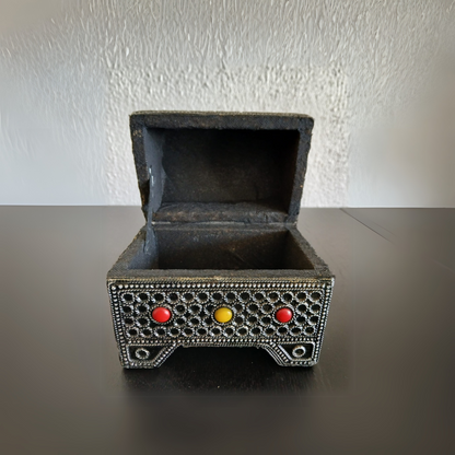 Coffret berbère en métal ciselé – Ornement traditionnel avec perles colorées