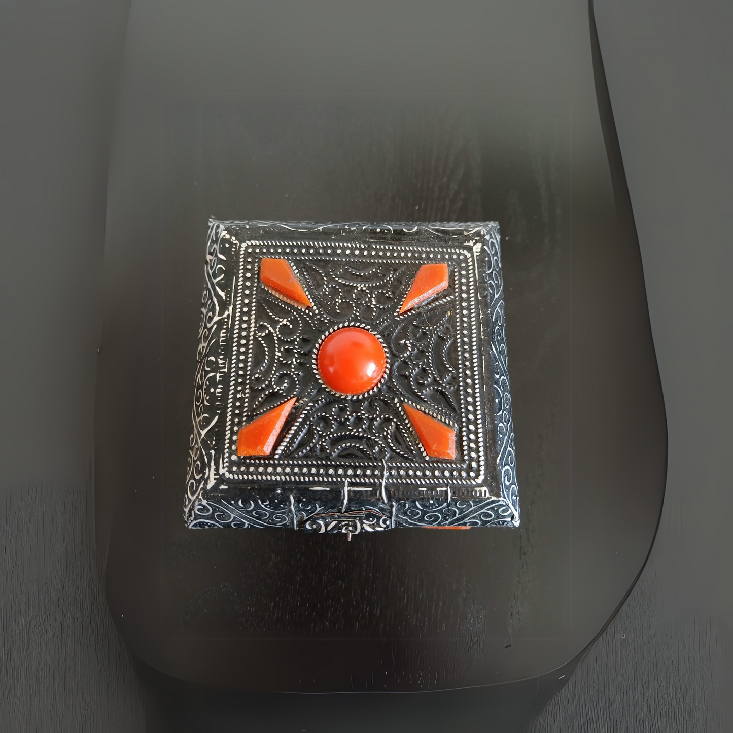 Coffret berbère en métal ciselé – Ornement traditionnel avec perles colorées