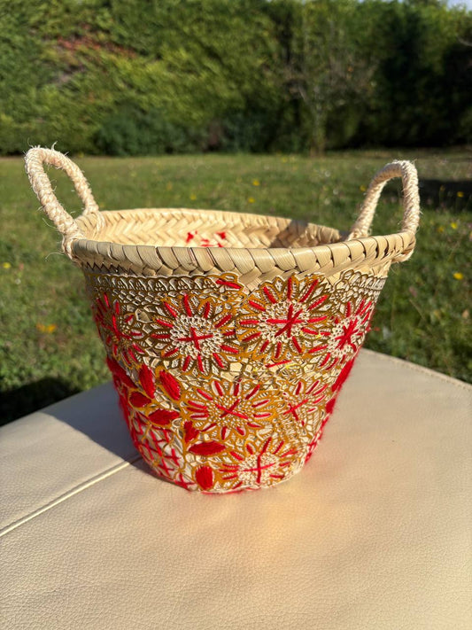 Panier en osier brodé à la main – Artisanat marocain raffiné