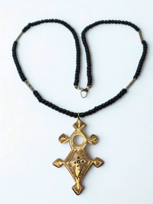 Collier d’exception – Croix saharienne aux reflets mystiques Un bijou qui impose sa présence et révèle une âme.