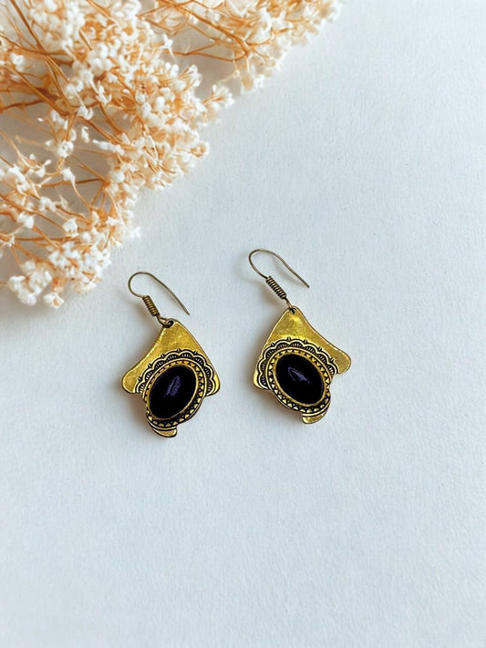 Boucles d’oreilles – Élégance nomade et éclat mystique Un bijou qui murmure l’histoire et capte la lumière.